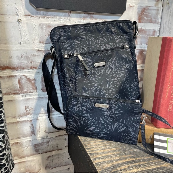 Baggalini Black Floral Crossbody Bag and Pouch Set - Picture 3 of 8